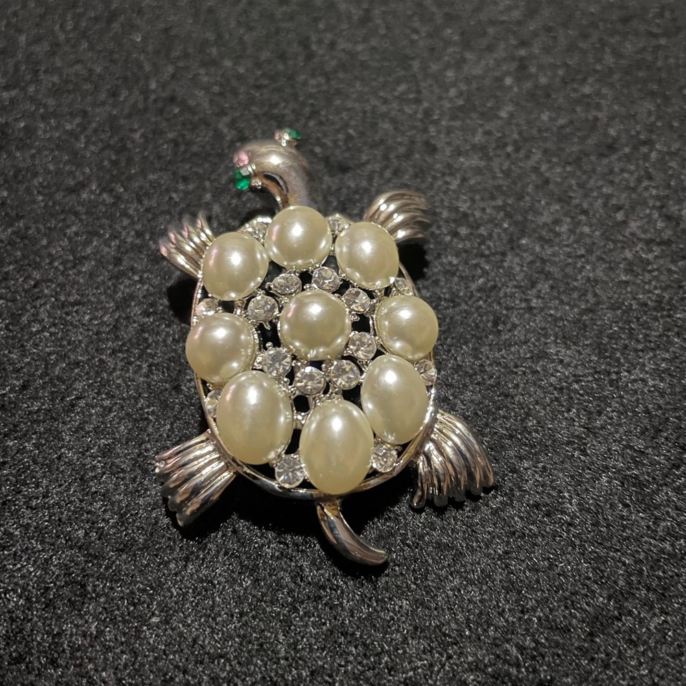 FASHION JEWELRY SILVER METAL PEARL TURTLE BROOCH